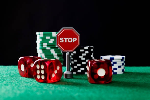 Dealer profesional Asia Gaming melayani pemain di meja kasino langsung